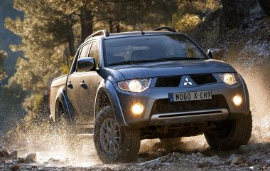 Mitsubishi L200 2006: надежный внедорожник 4x4